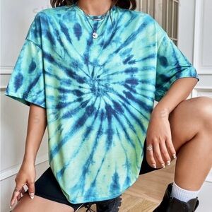 Blue & Green tie dye oversized tee shirt. Size small ❤️